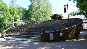 Lurens läktare fylls med publik varje sommar. Vridläktaren på Lurens sommarteater.
