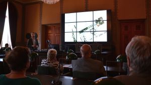 Niilo Ikonen presenterar sin vision om en grön korridor mellan Borgås parker. Uusi kaupunki-kollektiviets presenterar sina visioner.