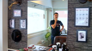 En barbershop är något av en oas mitt i den stressiga vardagen. Björn Holm på Klipperi.