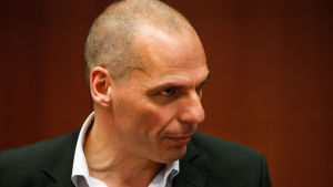 Finansminister Yanis Varoufakis hotar EU med domstol. Greklands finansminister Yanis Varoufakis.