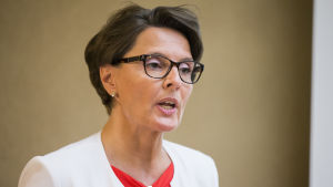 Kommunikationsminister Anne Berner kommenterar Finaviaaffären i Helsingfors i juli 2016.