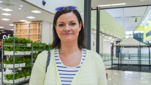 Pia Sonntag har inte fått några svar från Telia. "Kundservicen har blivit sämre sedan Sonera blev Telia", säger hon. Hagabon Pia Sonntag i köpcentret Kaari.