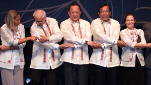 Nordkoreas utrikesminister Ri Yong-Ho(i mitten) deltar som bäst i en regional säkerhetskonferens i Manila, Filippinerna Nordkoreas utrikesminister Ri Yong-Ho(i mitten) deltar som bäst i en regional säkerhetskonferens i Manila, Filippinerna