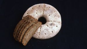Leipomoteollisuus. Leipä (reikäleipä, ruisleipä) ja ruislimpun viipaleita.