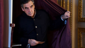 Fillon röstade i andra omgången i franska högerns primärval. François Fillon stiger ut ur valbåset med en valsedel i handen den 27.11.2016