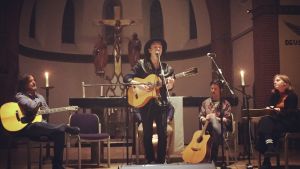 10 singer-songwriters spelade i en övergiven kyrka i Utrecht, Nederländerna. Erik Sjöholm spelar live i Utrecht, Nederländerna.