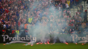 Scener från fotbolls-EM 2016. Kroatiska fans har kastat facklor på plan i matchen mot Tjeckien i fotbolls-EM.