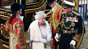 Drottning Elizabeth och prins Philip har upplevt flera skandaler kring sina barn. Drottning Elizabeth II anländer till parlamentet i London för att presentera regeringen Camerons politk.