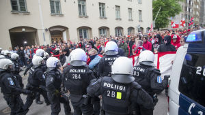 Polisen och HIFK:s fans möts på gatan. Polisen och HIFK:s fans möts på gata.