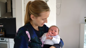 Amelie föddes på Kotka BB för några veckor sedan. Krista Holmberg valde att föda i Kotka