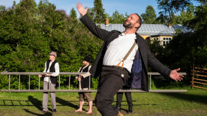Kristian Snellman i Vår Bygd Vid Ån. kristian snellman står och sjunger uttrycksfullt med öppna armar iklädd gammaldags klädsel