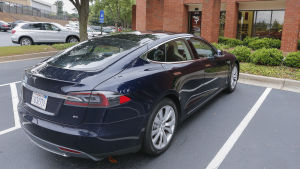 Bilförsäljarna i USA är sura föra att Tesla säljer sina bilar direkt till konsumenterna Bilförsäljare i USA är sura över att Tesla säljer bilarna direkt till konsumenterna