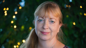 Henrika Ringbom hör till de finlandssvenska lyriker vars texter analyseras i den nyutkomna antologin. Författaren Henrika Ringbom är aktuell med en radioessä - om tystnanden.