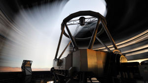 Den stora spegeln, 8 meter i genomskärning, och vaggan som den vilar i, väger inalles nästan 500 ton. ESO:s teleskop (VLT) i Paranal, Chile.