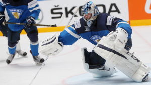 Juuse Saros får axla rollen som tredjemålvakt. Juuse Saros spikade igen sin bur också mot Slovakien.