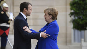 Emmanuel Macron välkomnar förbundskansler Angela Merkel vid Élyséepalatset på torsdag morgon.