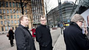Antti Kaikkonen (till vänster), Juha Sipilä och Timo Laaninen utanför Centerns kampanjbuss i Helsingfors den 3 april. - (Copyright: Str / Lehtikuva) Antti Kaikkonen, Juha Sipilä och Timo Laaninen utanför Centerns kampanjbuss i Helsingfors den 3 april.