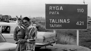 Vid en landsväg i Litauen. Folk vid människokedjan i Litauen 23 augusti 1989.