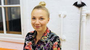 Kirsi Kalliomäki har studerat ryska. Hon säger att samtalsgruppen för HBTIQ-flyktingar behövs eftersom det inte finns någon annan sådan grupp i Finland. heseta kabelfabriken november 2015