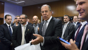 Sergej Lavrov bar in två flaskor vodka till journalisterna då de väntade på presskonferensen i Gèneve natten till lördagen 10.9.2016 Sergej Lavrov bar in två flaskor vodka till journalisterna då de väntade på presskonferensen i Gèneve natten till lösdagen 10.9.2016