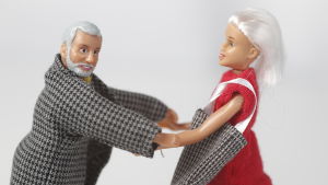 Kommer någon emot dig med utsträckta armar kan du antingen besvara kramen eller så bestämt sträcka fram din hand. Minst pinsamt blir det kanske ändå om du besvarar kramen. Två dockor som kramas lite konstigt.