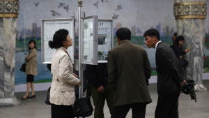 Nordkoreaner läser om det spända läget på uppsatta tidningar på en metrostation i Pyongyang Nordkoreaner läser om det spända läget på uppsatta tidningar på en metrostation i Pyongyang