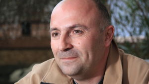 Fabrice Schild röstar på Marine Le Pen. Pendlaren Fabrice Schild röstar på Marine Le Pen.