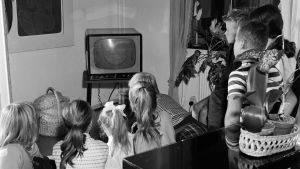 Lapset katsovat televisiota. Tv-ruudussa näkyy TES-tv. Kuva otettu vuonna 1959