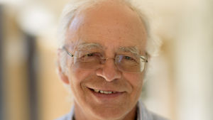 Peter Singer ser det som vår plikt att hjälpa mänskligheten. Filosofen Peter Singer