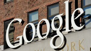 Fri och pålitlig nyhetsbevakning är nu hotad eftersom media snart inte längre har råd att betala för den, skriver nyhetsbyråerna. Stor skylt med texten Google utanför företagets kontor i New York.