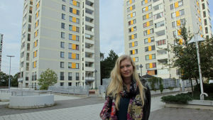 Många unga gör som Johanna Syrén. Flyttar till stan. Johanna Syrén på gatan vid sitt hus