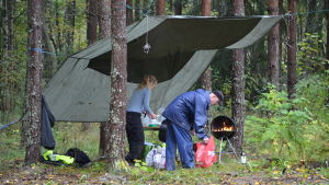 Matpausen förbereds. Grillad korv och kaffe. biofiltrationsarbete i Tasträsk i Sibbo 21.09.15