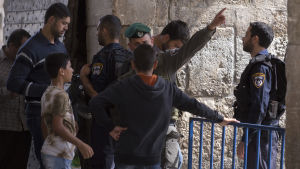 Säkerhetsvakter vid Tempelberget i Jerusalem. Säkerhetsvakt vid Tempelberget i Jerusalem.