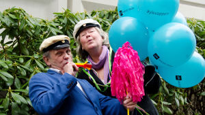 Pia Abrahamsson och Benny Törnroos sjunger in våren i Kajsaniemiparken på 1 maj. Benny Törnroos och Pia Abrahamsson