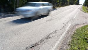 Kommunerna och städerna står nu för närmare hälften av alla kostnader för att underhålla vägnätet. veckjärvivägen i borgå 06.05.16