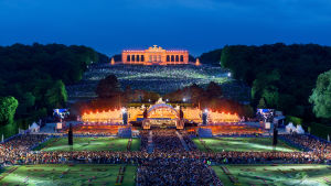 Wienin filharmonikot soittavat kesäillan konsertissa Schönbrunnin linnan puistossa
