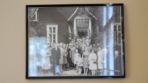 Fotografiet med kulloborna i sina finaste kläder firade bykyrkan. Ett gammalt fotografi från Kullo bykyrkas 50-årsjubileum.