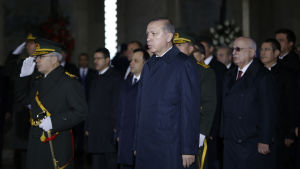 Turkiets president Recep Tayyip Erdoğan försäkrade senast på lördagen att regeringen kommer att återinföra dödsstraffet. I bakgrunden premiärminister Binali Yildirim Turkiets president Recep Tayyip Erdogan sa på lördagen attt regeringen kommer återinföra dödsstraffet. I bakgrunden premiärminister Binali Yildirim