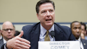 James Comey FBI-chefen James Comey har kommenterat utredningen av Clintons e-post vid flera tillfällen, bland annat i kongressförhör