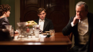 Äiti (Miranda Richardson), poika (Finn Cole) ja isä Birling (Ken Stott) mietteliäinä Miranda Richardson, Finn Cole ja Ken Stott elokuvassa Tarkastaja tulee