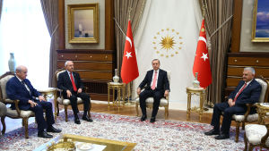 Devlet Bahceli (ledare för högernationella MHP), Kemal Kilicdaroglu (ledare för Republikanska folkpartiet CHP), president Erdogan och premiärminister Yildirim på måndagens möte Devlet Bahceli (ledare för högernationella MHP), Kemal Kilicdaroglu (ledare för Republikanska folkpartiet CHP), president Erdogan och premiärminister Yildirim på måndagens möte 25.7.2016