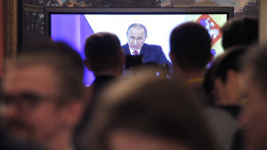 Journalister från världen över följer med Putins tal i palatset i Kreml i Moskva. Journalister följer med Putins tal i palatset i Kreml i Moskva.