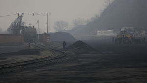 Smog i ett område för lagring av kol i utkanterna av Peking 4.3.2016 Smog i ett område för lagring av kol i utkanterna av Peking 4.3.2016