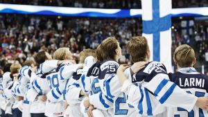 Juniorguldlejonen från ett drygt år tillbaka är ett praktexempel på "nya" Finland. Finlands spelare sjunger nationalsången, JVM 2016.