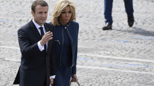 Åldersskillnaden mellan makarna har väckt intresse. Franska presidentparet under i Paris.