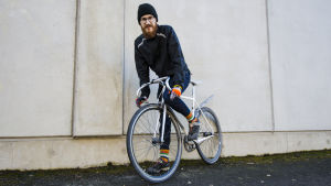 Viktigast av allt: Cykelsporten är en prylsport men den måste inte vara det. Cykeln är det billigaste färdmedlet du kan ta till jobbet och ett underbart verktyg för att komma längre på söndagspromenaden. Det är meditativt att cykla. När du är hemma har du redan glömt dagens jobbstrul. Ingen tvingar dig att köpa ett kolfibermonster, det duger lika bra med lite olja och en ny kedja till mormors cykel som stått i garaget i tjugo år. P.S. Jag skäms för att jag inte har hjälm på bilderna. Jag hade ingen hjälm den här dagen. Jag lovar att ta hjälm imorgon. Petter Sandelin på cykel