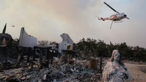 Flera tusen brandmän sällar sig under torsdagens lopp till 1300 räddningsarbetare som inte har lyckats släcka branden Flera tusen brandmän sällar sig under torsdagens lopp till 1300 räddningsarbetare som inte har lyckats släcka branden