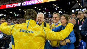 Karin Torneklint gratulerar VM-silvermannen Daniel Ståhl i London. Vestein Hafsteinsson och Karin Torneklint kramar om Daniel Ståhl, VM 2017.