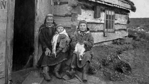 Vuonna 1898 muuttanut saamelaisperhe Tellerissä Alaskassa