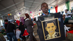 En deltagare i det internationella entreprenörsforumet i Nairobi som Obama ska delta i håller upp presidentens porträtt. EN kenyansk man håller upp ett porträtt av Barack Obama.
